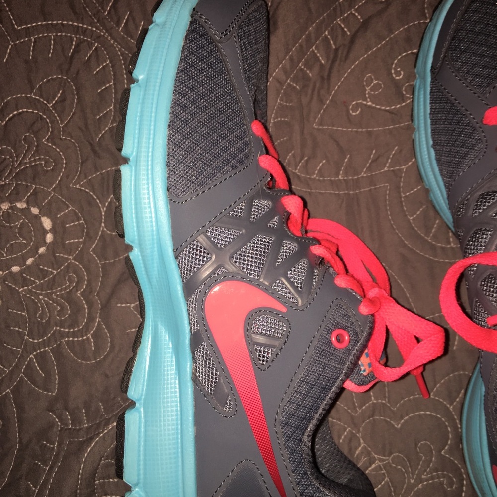 NWO BOX NIKE tennis shoes W9